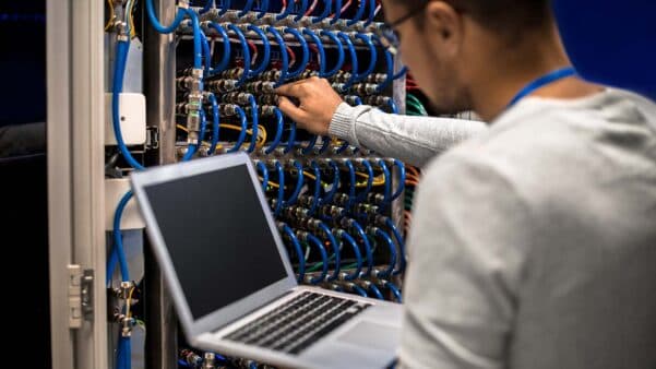 Técnico especializado trabalhando com servidores - Astra Informática